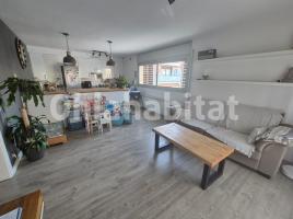 Pis, 97 m², près de bus et de train, presque neuf