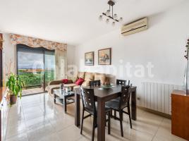 Flat, 100 m², near bus and train, almost new