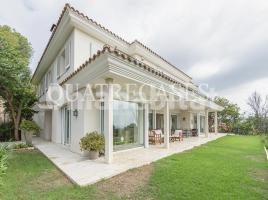 Houses (detached house), 2377 m², near bus and train, almost new