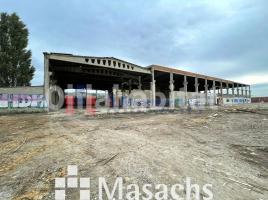 Louer , 3000 m², Zona