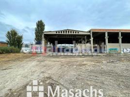 Louer , 3000 m², Zona