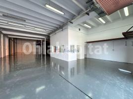 Louer , 874 m², Zona