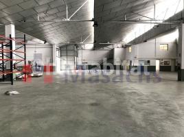 Louer , 2000 m², Zona