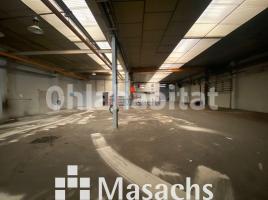 Louer , 750 m², Zona