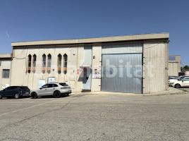 Louer , 1300 m², Zona