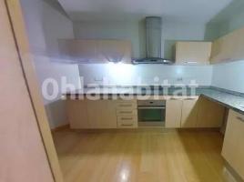 Flat, 97 m², near bus and train, almost new