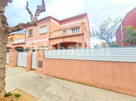 Casa (unifamiliar aislada), 171.20 m², cerca de bus y tren, seminuevo