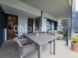 Flat, 161 m², near bus and train, almost new