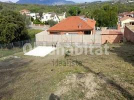 , 593 m²