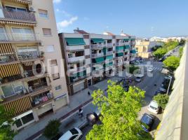 Àtic, 86 m², prop de bus i tren