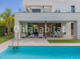 Houses (detached house), 219 m², near bus and train, almost new