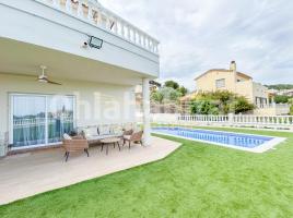 (unifamiliar aïllada), 245 m², près de bus et de train, presque neuf