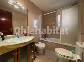 Piso, 86 m², cerca de bus y tren, seminuevo