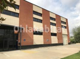 Louer , 2600 m², Zona