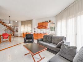 , 425 m², près de bus et de train