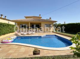 Houses (detached house), 260 m², almost new