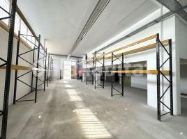 Louer , 3400 m², Zona