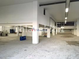 Louer , 3400 m², Zona
