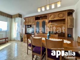 Pis, 100 m², près de bus et de train