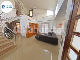 Houses (terraced house), 270 m², near bus and train, almost new