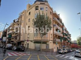 Propiedad vertical, 590 m², cerca de bus y tren