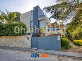 Houses (villa / tower), 293 m², almost new