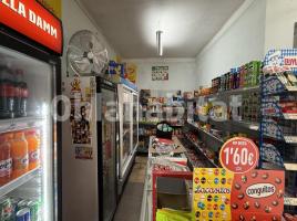 , 590 m², près de bus et de train