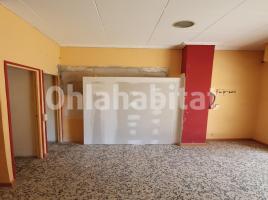 Local comercial, 97 m², prop de bus i tren
