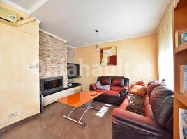 Casa (unifamiliar aislada), 311 m², cerca de bus y tren