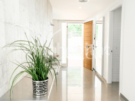 Casa (unifamiliar aislada), 344 m², cerca de bus y tren, seminuevo