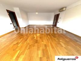 For rent flat, 115 m², near bus and train